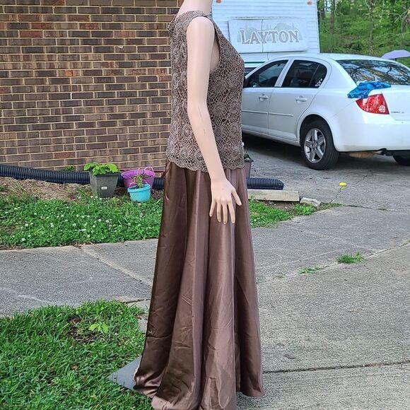 Cachet Elegant Crochet Beaded brown formal gown - Picture 4 of 9